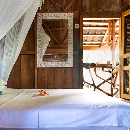 Mentawai Surf Camp Hotell Muarasiberut Exteriör bild